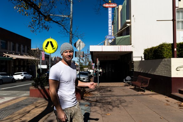 Many of the storefronts and heritage buildings in Katoomba are falling into disrepair. Aaron White, a house painter, wants to give the main street a free paint job. They provide materials, he does the work for free.