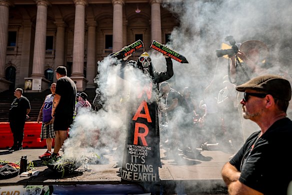 Os manifestantes que participaram no comício do Dia da Invasão reuniram-se no Parlamento na segunda-feira antes de marcharem pelo CBD. 
