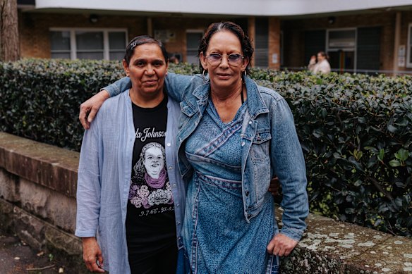 Priscilla Johnson (izquierda) y Kirhi Euloo Wiree, miembro del Comité Asesor Aborigen.