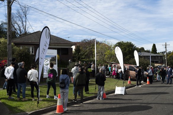 The auction of 8 Hunts Avenue, Eastwood that attracted 17 registered bidders, including developers, investors and owner-occupiers looking to build their dream home.