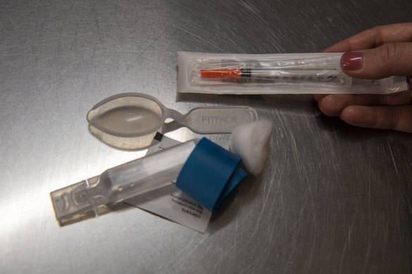 Health workers say it is wrong to provide clean needles and then tell the person to go away and inject in private; they want more medically supervised injecting in NSW.