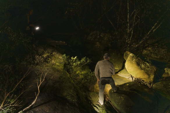 Ecologist Sonya Ku and conservationist Malcolm Fisher go searching for climbing galaxias fish in Manly Dam. A new report warns that ecologists fear increased restrictions on getting their information into the public domain. 