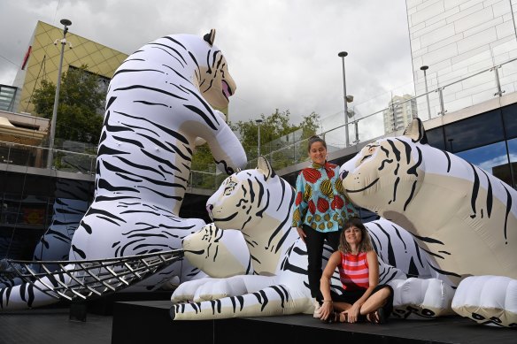 Simone Chua and Amigo & Amigo art director Adela Lines with a giant inflatable tiger and cubs at Chatswood Concourse in 2022.