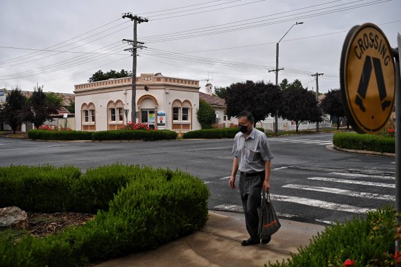 The Commonwealth bank branch in Molong, a town in NSW’s Central West with a population of around 1700 people, closed last year. The building is now for sale.