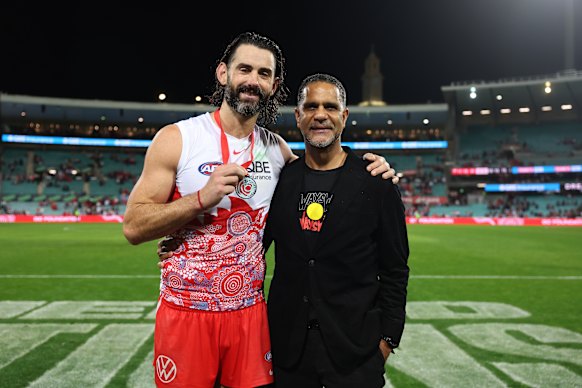 Brodie Grundy poses with Swans great Michael O’Loughlin after winning the player of the match award, the Goodes-O’Loughlin Medal.