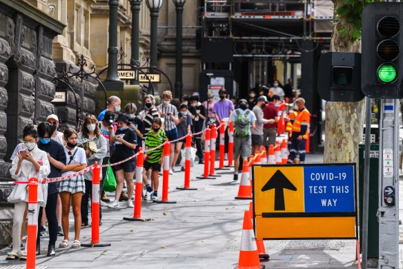 People queue for COVID-19 PCR tests in Melbourne on New Year’s Day. 