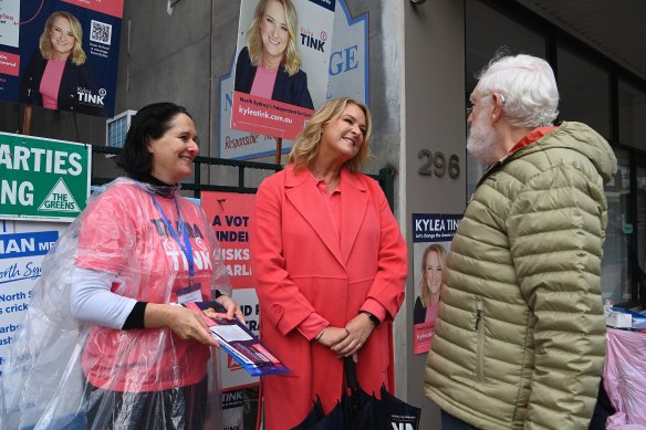Kylea Tink (centre) talking to a voter in Northbridge Public School.