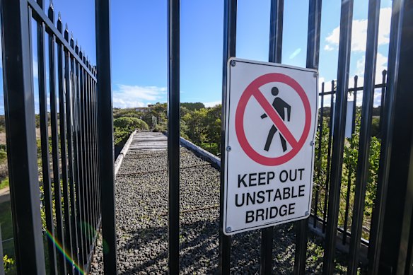 The bridge was closed to the ring. 