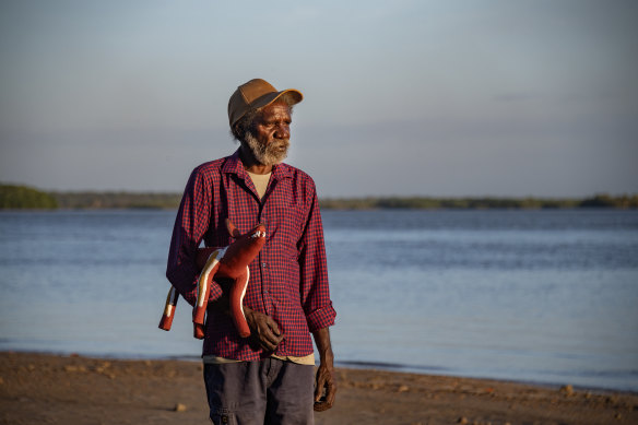 Aurukun artist Keith Wikmunea has won the top prize at the National Aboriginal and Torres Strait Islander Art Awards.