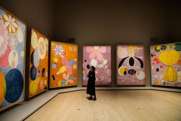 The Ten Largest collection appears to be levitating and envelops the viewer.