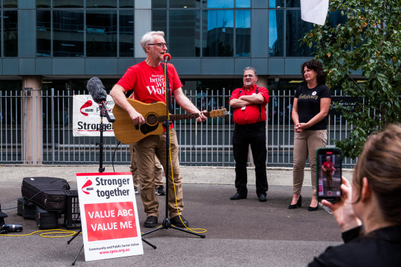 English singer songwriter Billy Bragg played a few songs for ABC strikers.