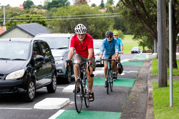 希思街自行车道上的自行车手大卫·马丁（前排）、迈克·波顿和杰夫·阿什顿，