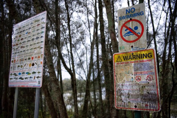 Confusing signage at Chipping North, a former sand mine turned lake on the Georges River. The right sign warns ‘Do not eat fish or shellfish’ and the left sign lists bag limits for a range of fish.