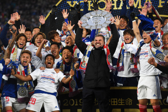 Ange Postecoglou raises the 2019 J.League trophy in Yokohama.