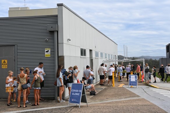 Large queues at Mona Vale’s COVID-19 testing clinic after 2 cases appeared in Avalon on Wednesday.