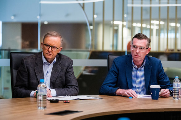 Prime Minister Anthony Albanese and NSW Premier Dominic Perrottet receive a briefing at RFS headquarters.