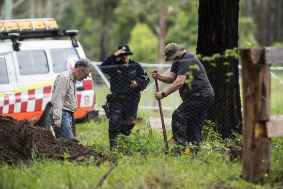 Professor Jon Olley and forensic archaeologist Tony Lowe search a site with NSW Police in 2021. 
