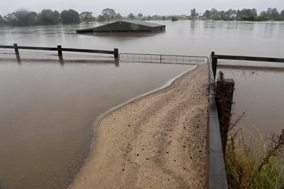 Flooding scenes from Pitt Town. Hawkesbury River.