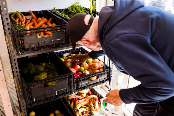 Only 4 per cent of men are hitting their target of five serves of vegetables each day, a new national report reveals.