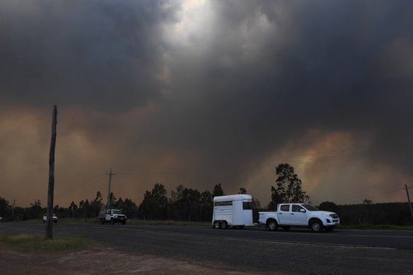 The Green Wattle Creek Fire threatens to jump lake Burragorang.