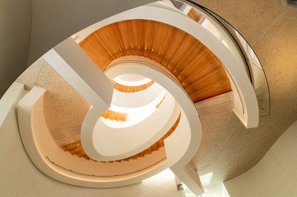 Uma vista interna do edifício da Fundação Luma de Gehry em Arles, França.