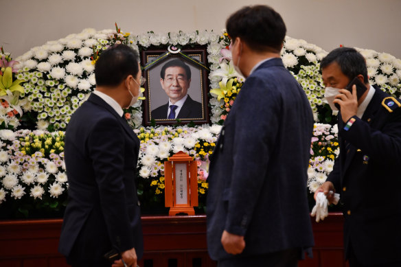 People pay tribute at a memorial for the late Seoul mayor Park Won-soon at the Seoul National University Hospital. 