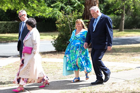 Os convidados incluíam Sherie Dewstow e Rod Burns (à direita), que cresceram com Albanese em habitações sociais em Sydney.