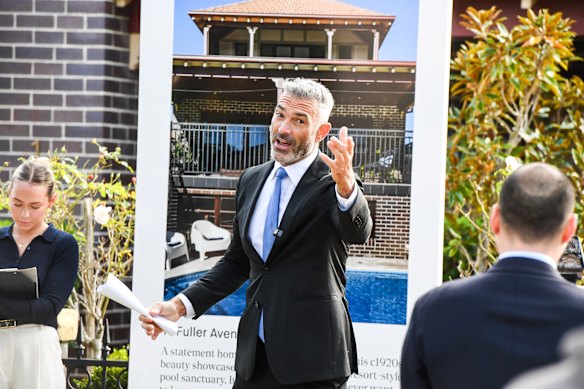 ক্রেতারা এজেন্টিক এআই টুল ব্যবহার করতে পারলে রিয়েল এস্টেট এজেন্টদের আরইএ থাকতে হবে কিনা তা নিয়ে বিনিয়োগকারীরা ভাবছেন।