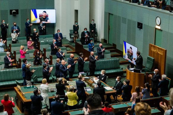 Parliament applauds the President’s speech. 