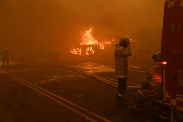 Homes burn near Bilpin.