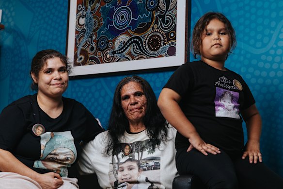 Amanda Hall (centro), su hija Alinta Russell (izquierda) y su nieta Mirabella Slater-Russell (derecha) rinden homenaje a Aaliyah con camisetas conmemorativas.
