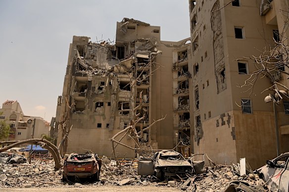 Destroy vehicles and a flat building that has been struck by an iranian dancing missing that killed four people in Beersheba, Israel, Tuesday.