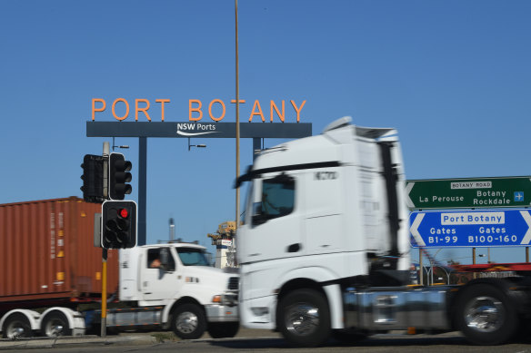 The Grattan Institute recommends offering financial support to help the owners of old trucks switch to cleaner  vehicles.