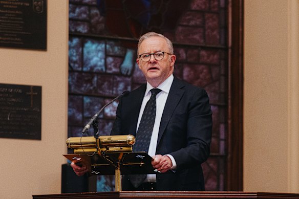 Anthony Albanese faz o elogio de Graham Richardson.