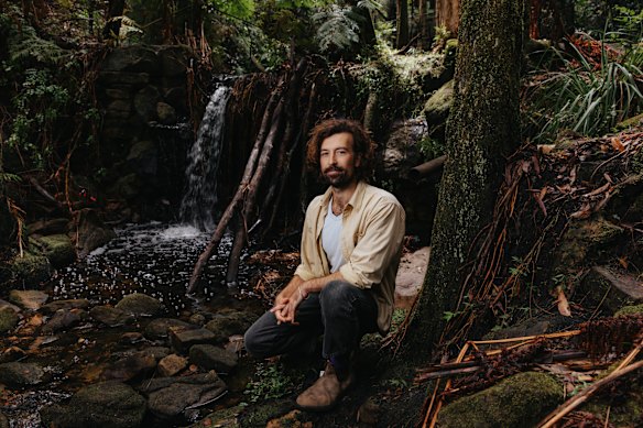 Domenic Svejkar, da consultoria KBR, retratado no Cooper Park em Bellevue Hill, diz que Sydney deveria desenterrar seus cursos de água perdidos para resfriar o meio ambiente. 