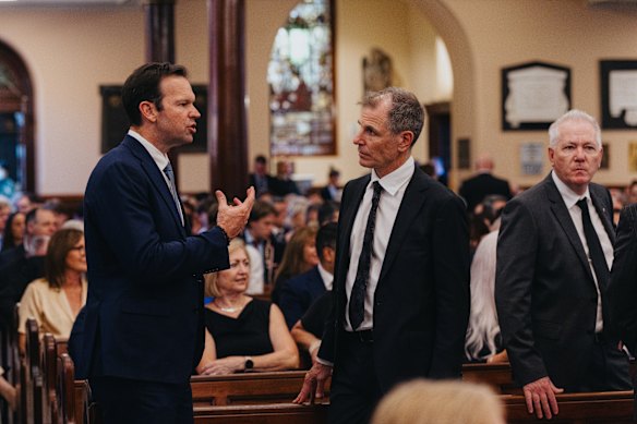 Matt Canavan habla con el editor del Daily Telegraph, Ben English, antes de la ceremonia y con el ex comisionado de policía de Nueva Gales del Sur, Mick Fuller (derecha).