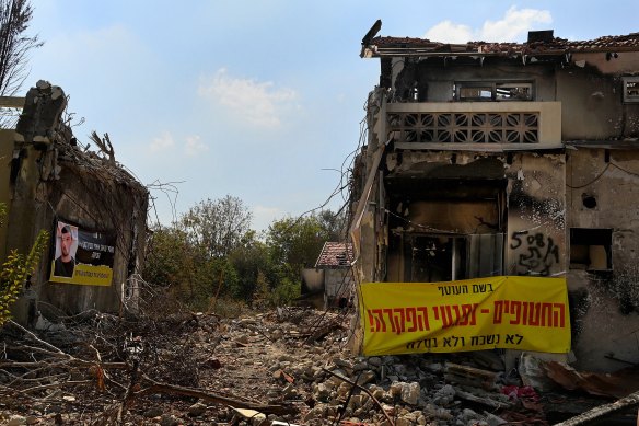 An image of Itay Svirsky on a banner (left) with the words, “Bring Itay Svirsky’s body. We don’t give up till everyone comes back”. Another banner (right) states, “The hostages hurt because they were abandoned! We won’t forget and we won’t forgive”, on destroyed homes in Kibbutz Be’eri.