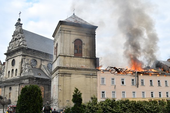 Fuoco e fumo si alzano sopra il centro di Leopoli dopo un attacco di droni russi martedì.