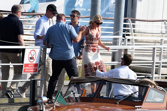 Jared Kusher and the wife Ivanka Trump enters a water taxi after Around airport of the Airport Marriage before Jeff Bezos and Lauren Sanchez.