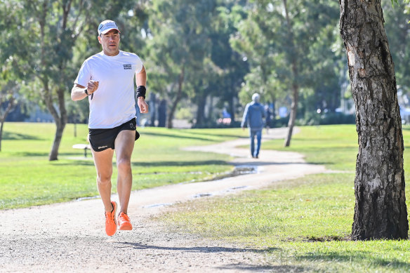 Running coach Sean Helmot is helping long-distance runners cope with lockdown.