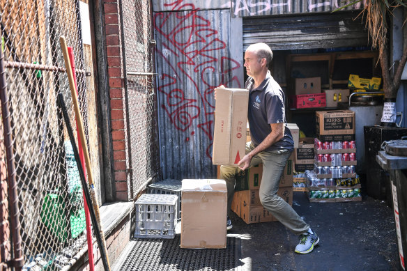 Physiotherapist David Hall agrees with a new study that indicates lifting with a straight back is no safer than lifting with a rounded back. 