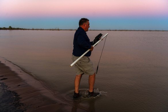 Graeme McCrabb  takes oxygen and temperature readings from the Menindee Lakes.