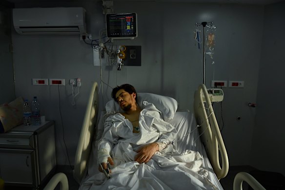 علي حسين، 20 عاما، هو واحد من حوالي عشرة عمال سوريين تم استهدافهم من قبل قوات الدفاع الإسرائيلية أثناء تفريغ الدواجن من شاحنة في مزرعة دجاج.