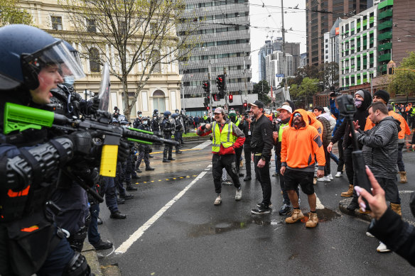 Police moved in on Monday afternoon to quell protests near the CFMEU’s Melbourne office.