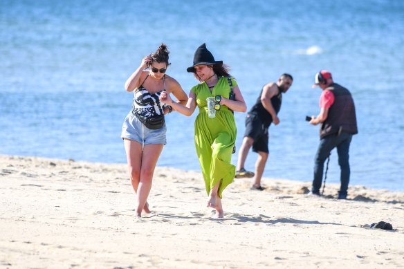 Friends welcome 2022 with an early New Year’s Day walk along the St Kilda foreshore.