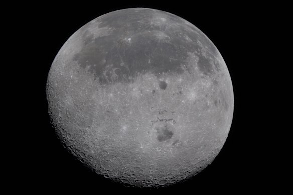 Il lato più vicino della Luna (l'emisfero che vediamo dalla Terra) visibile nella metà superiore del disco, identificabile dalle macchie scure. In basso al centro si trova il bacino Orientale. Tutto sotto il cratere è il lato opposto.