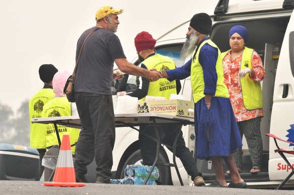 Sikh volunteers handing out meals at the Bairnsdale relief centre in 2020.