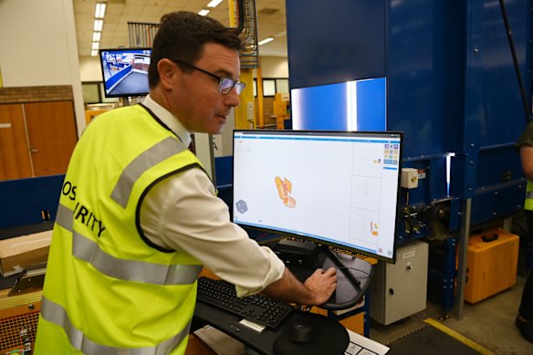 Agriculture Minister David Littleproud plays with the 3D scanner. 