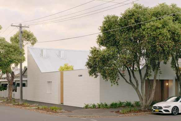 The form of the house, just 180 square metres in area, was not only derived from the size of the plot, but also by a neighbouring two-storey home on the northern edge.