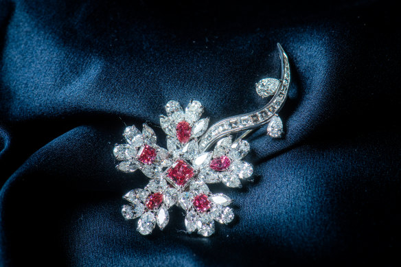The exhibition includes the Red Winter Brooch, which features six pink diamonds. 